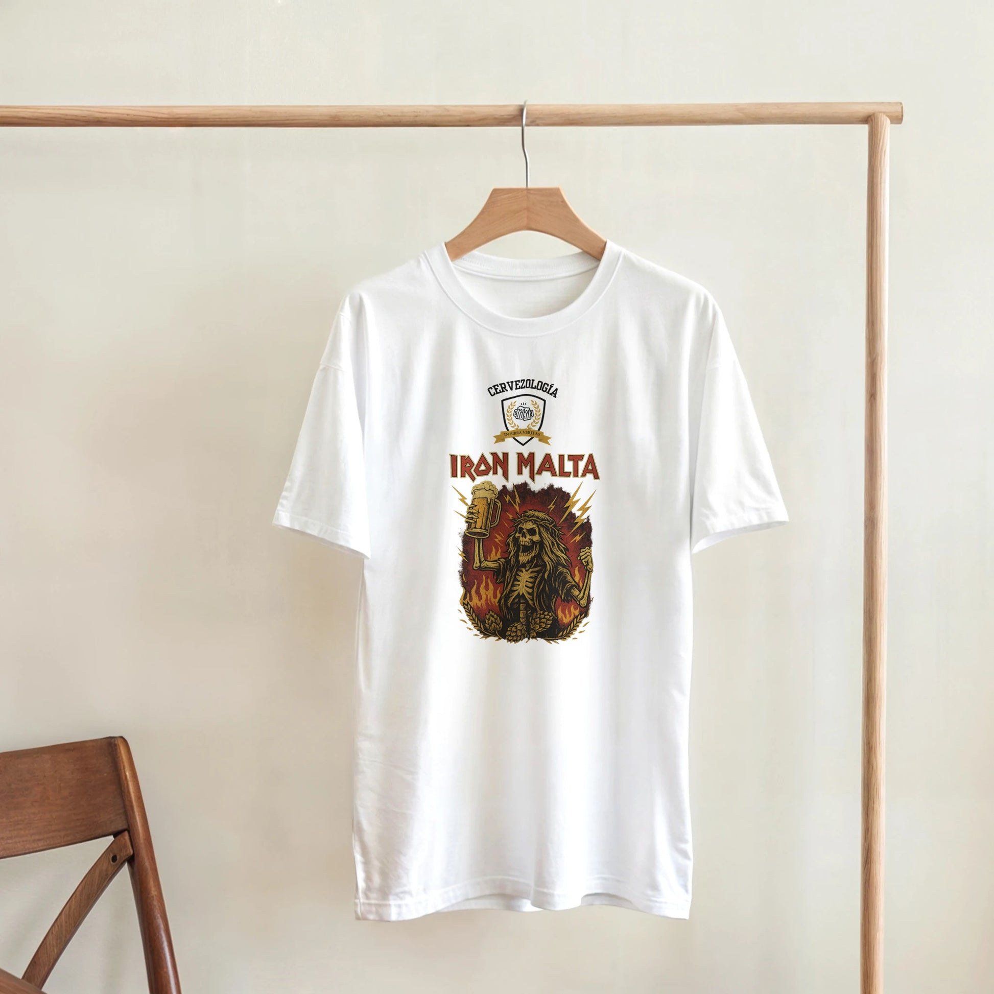 Camiseta blanca con estampado IRON MALTA y león, vista frontal en perchero