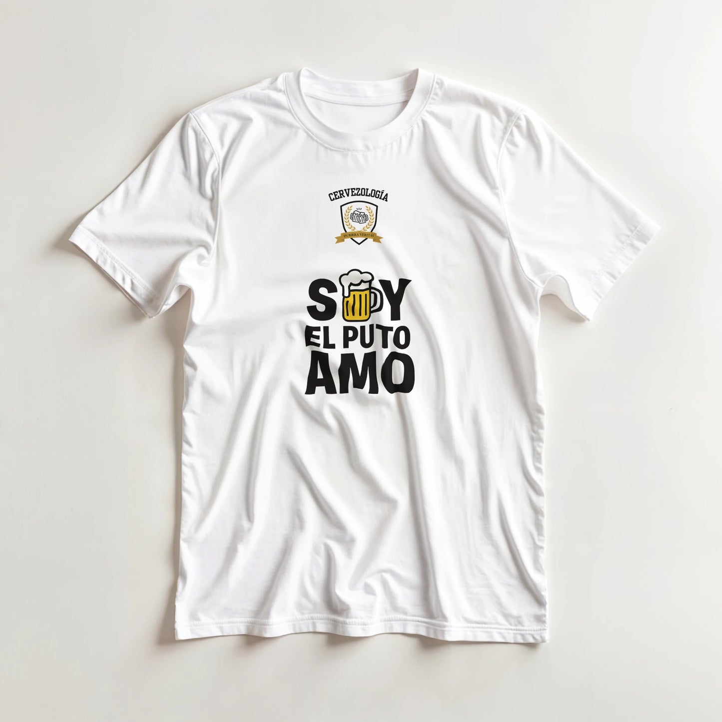 Camiseta blanca de manga corta con estampado frontal “El Puto Amo”, sobre fondo claro