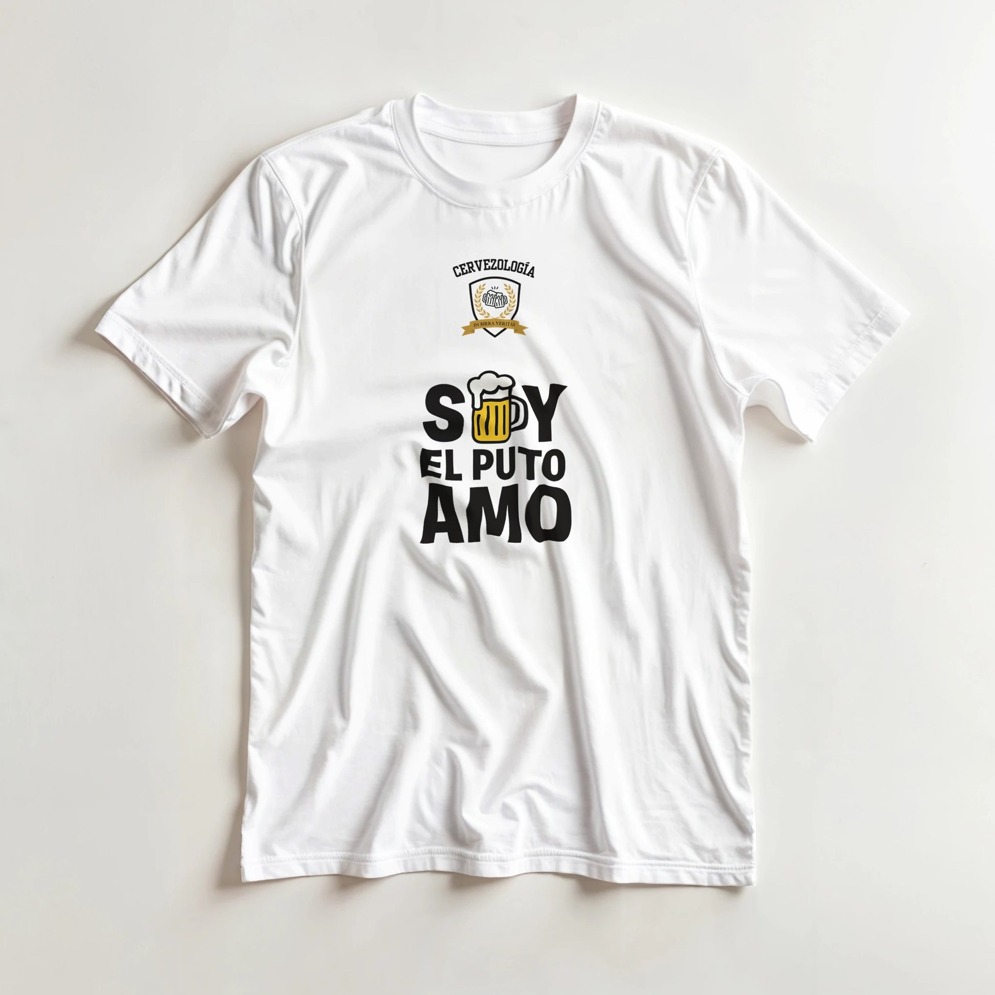 Camiseta blanca de manga corta con estampado frontal “El Puto Amo”, sobre fondo claro