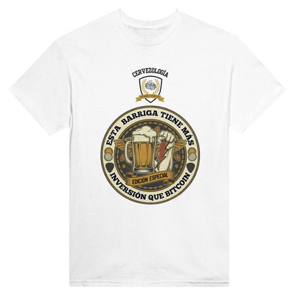 Camiseta blanca con estampado frontal circular cervecero tipo parche