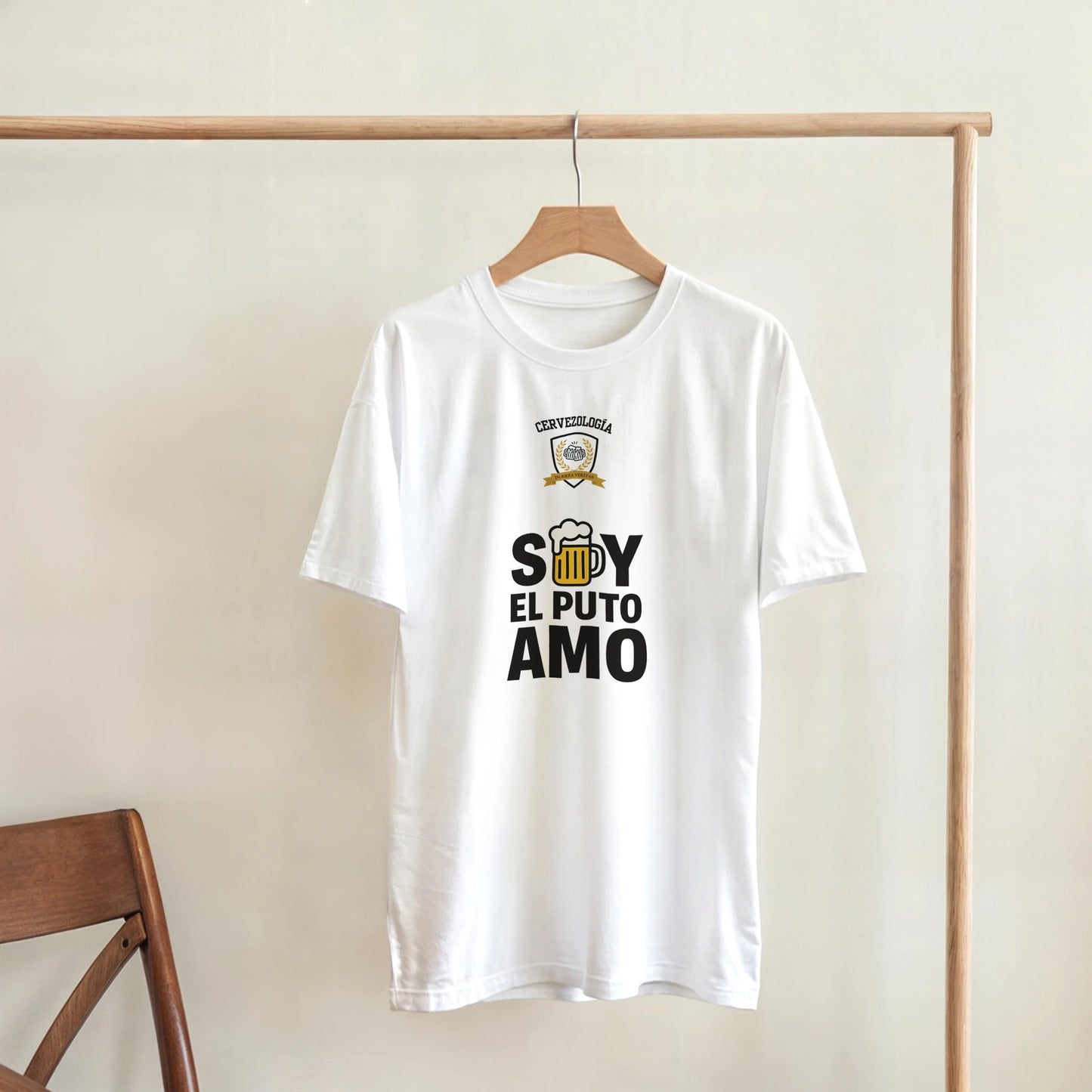 Camiseta blanca de manga corta con estampado frontal y cuello redondo, vista frontal
