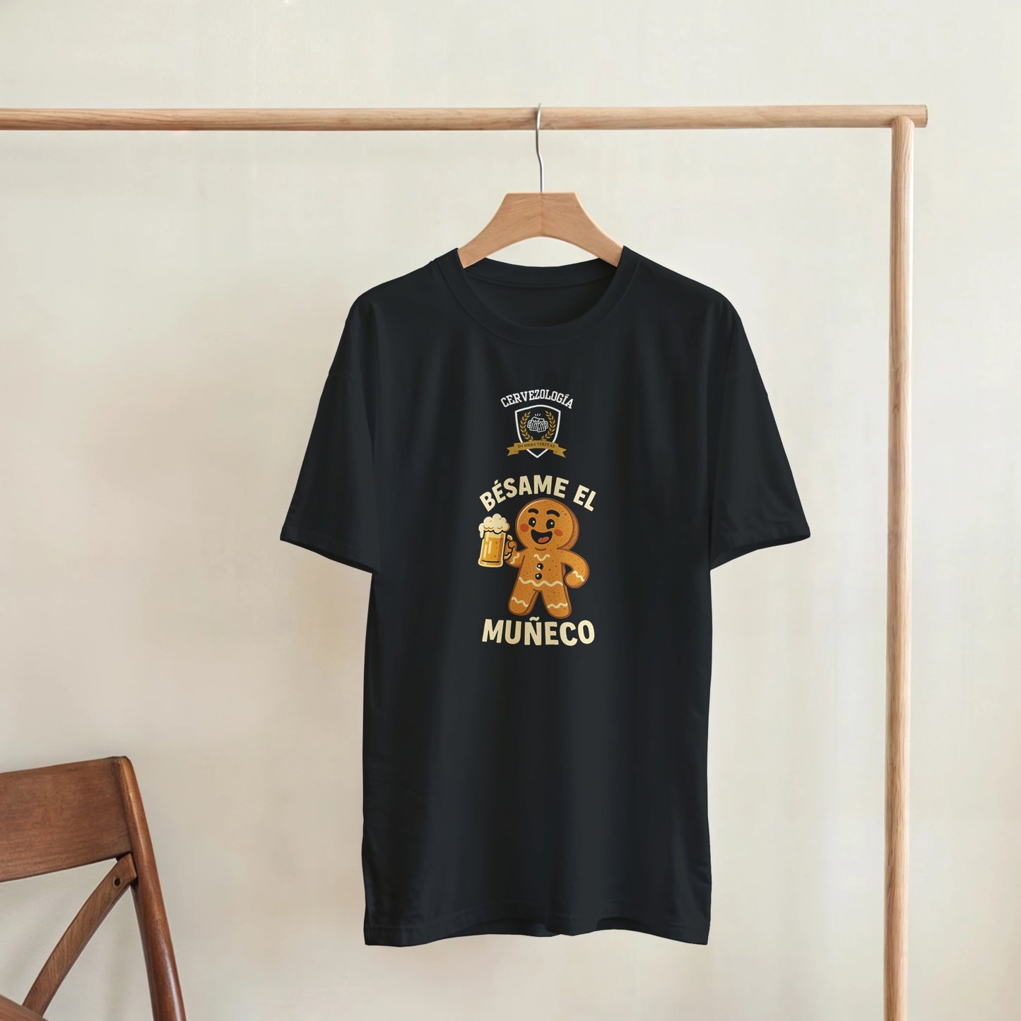 Camiseta negra colgada con estampado del personaje, vaso de cerveza y texto