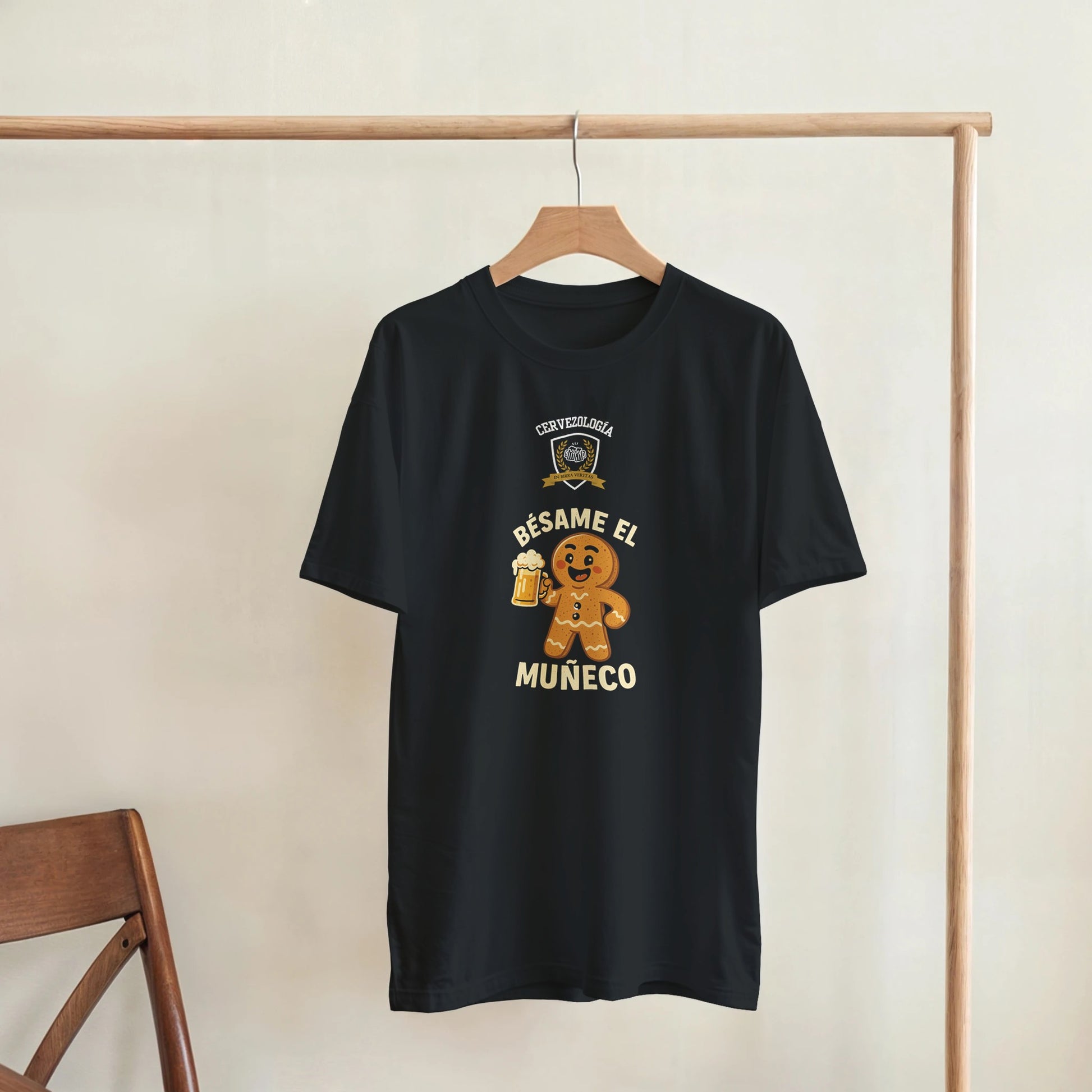 Camiseta negra colgada con estampado del personaje, vaso de cerveza y texto