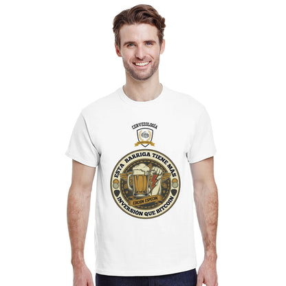 Camiseta blanca con estampado circular cervecero visible en el pecho