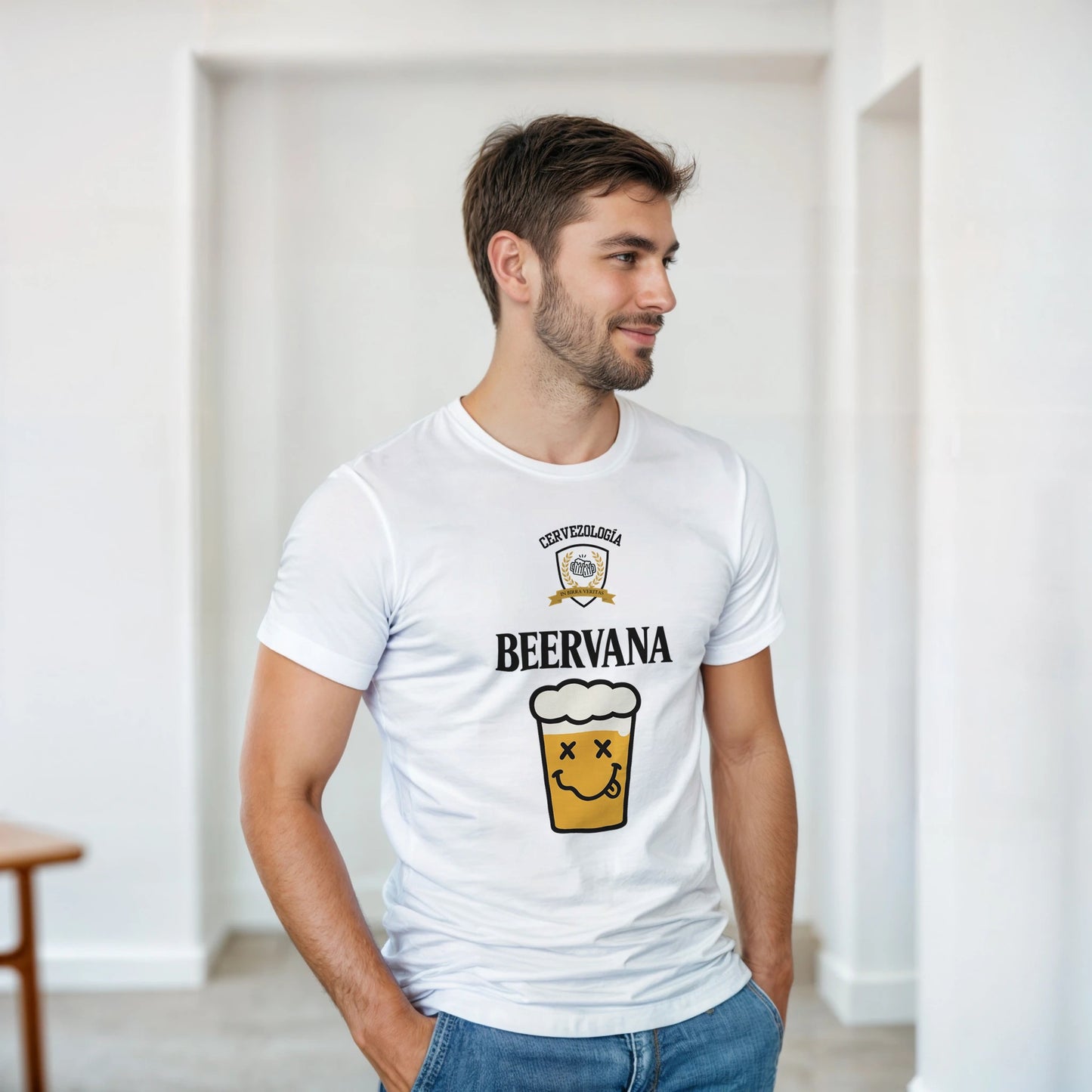 Camiseta blanca de manga corta con estampado centrado de vaso de cerveza sonriente.