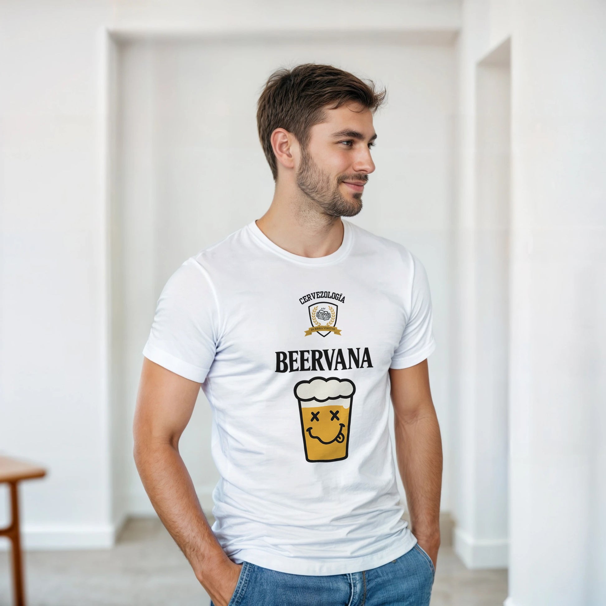 Camiseta blanca de manga corta con estampado centrado de vaso de cerveza sonriente.