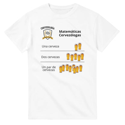 Camiseta blanca de manga corta con estampado de cervezas en tres filas y “Matemáticas Cervezólogas”.