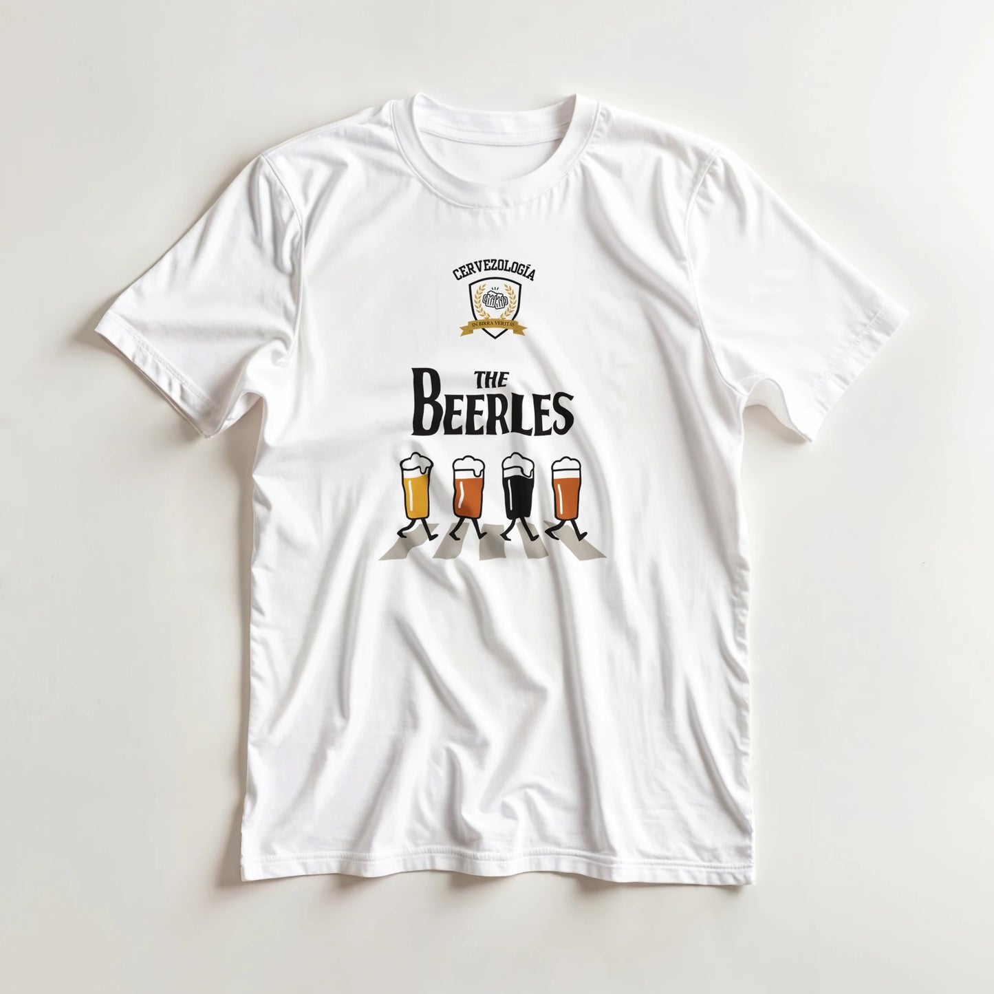 Camiseta blanca con estampado central y cuatro vasos de cerveza multicolor