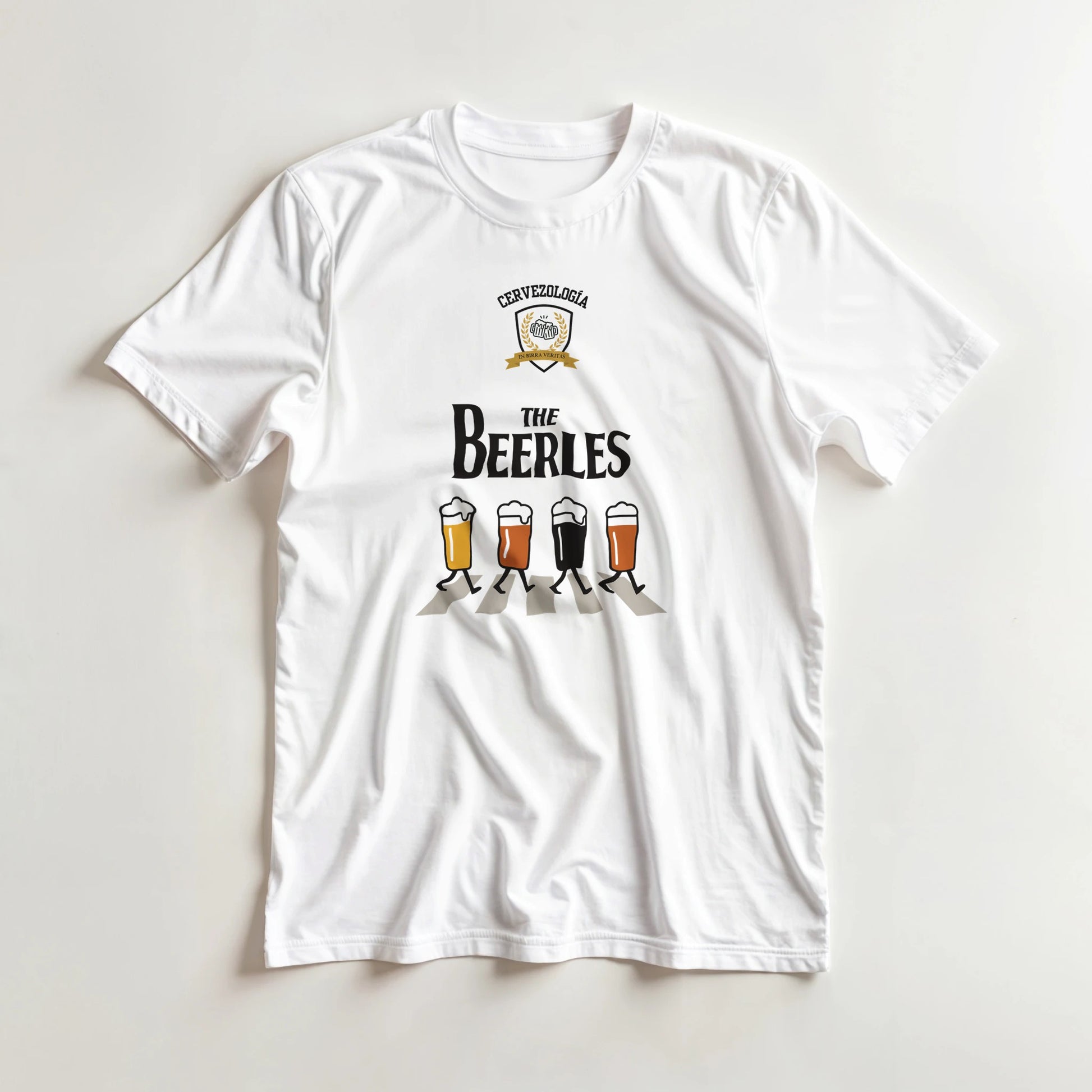 Camiseta blanca con estampado central y cuatro vasos de cerveza multicolor