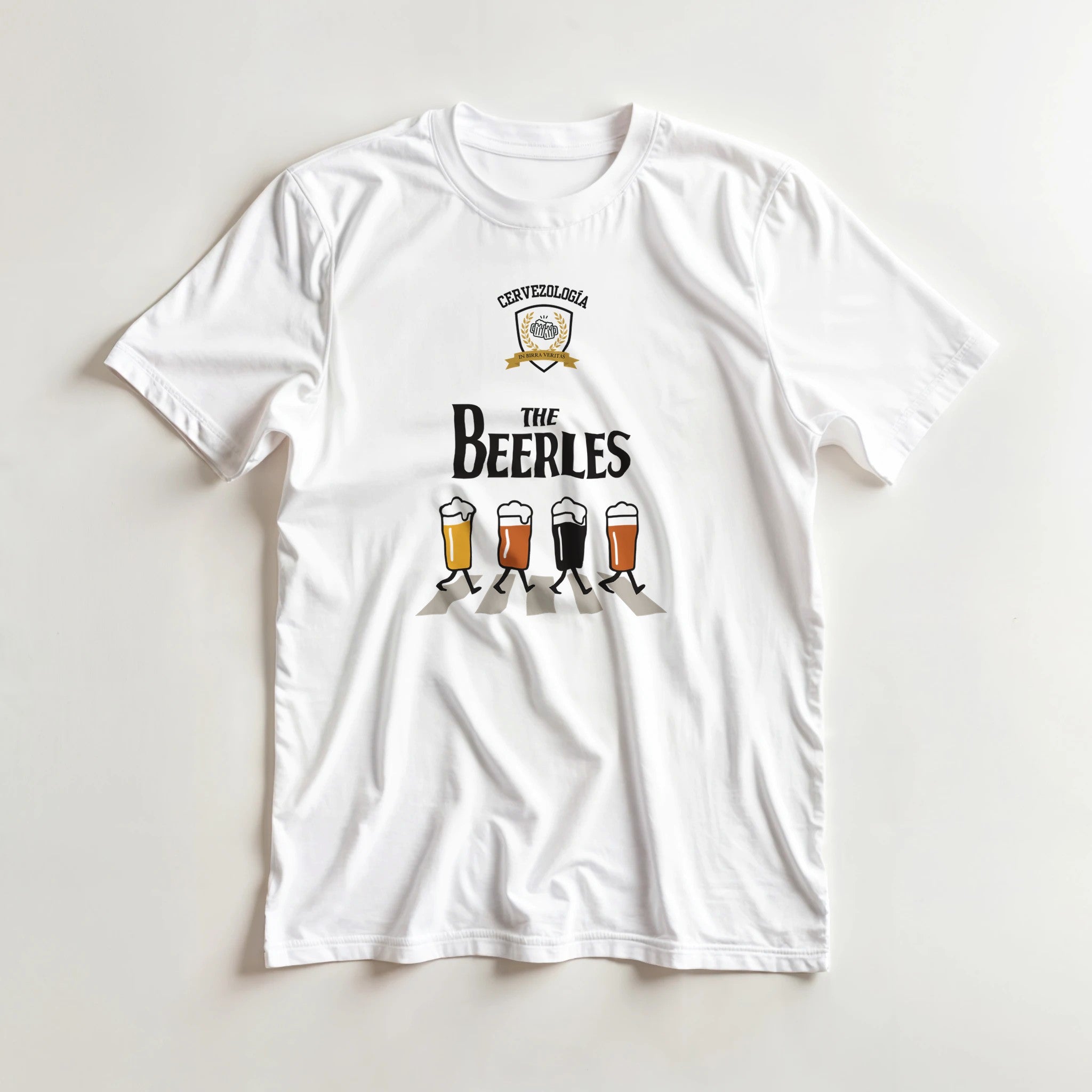 Camiseta blanca con estampado central y cuatro vasos de cerveza multicolor