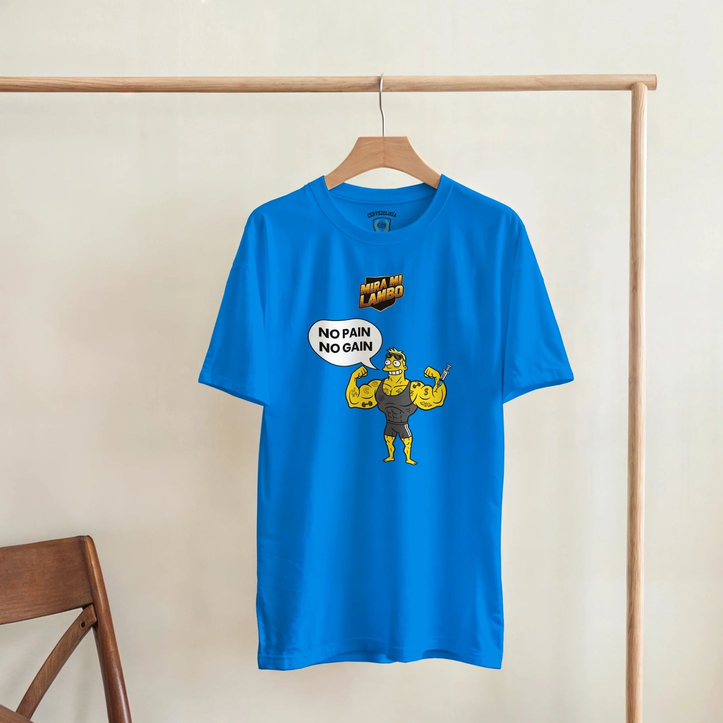 Camiseta azul con estampa «NO PAIN NO GAIN» y personaje con brazos fuertes.