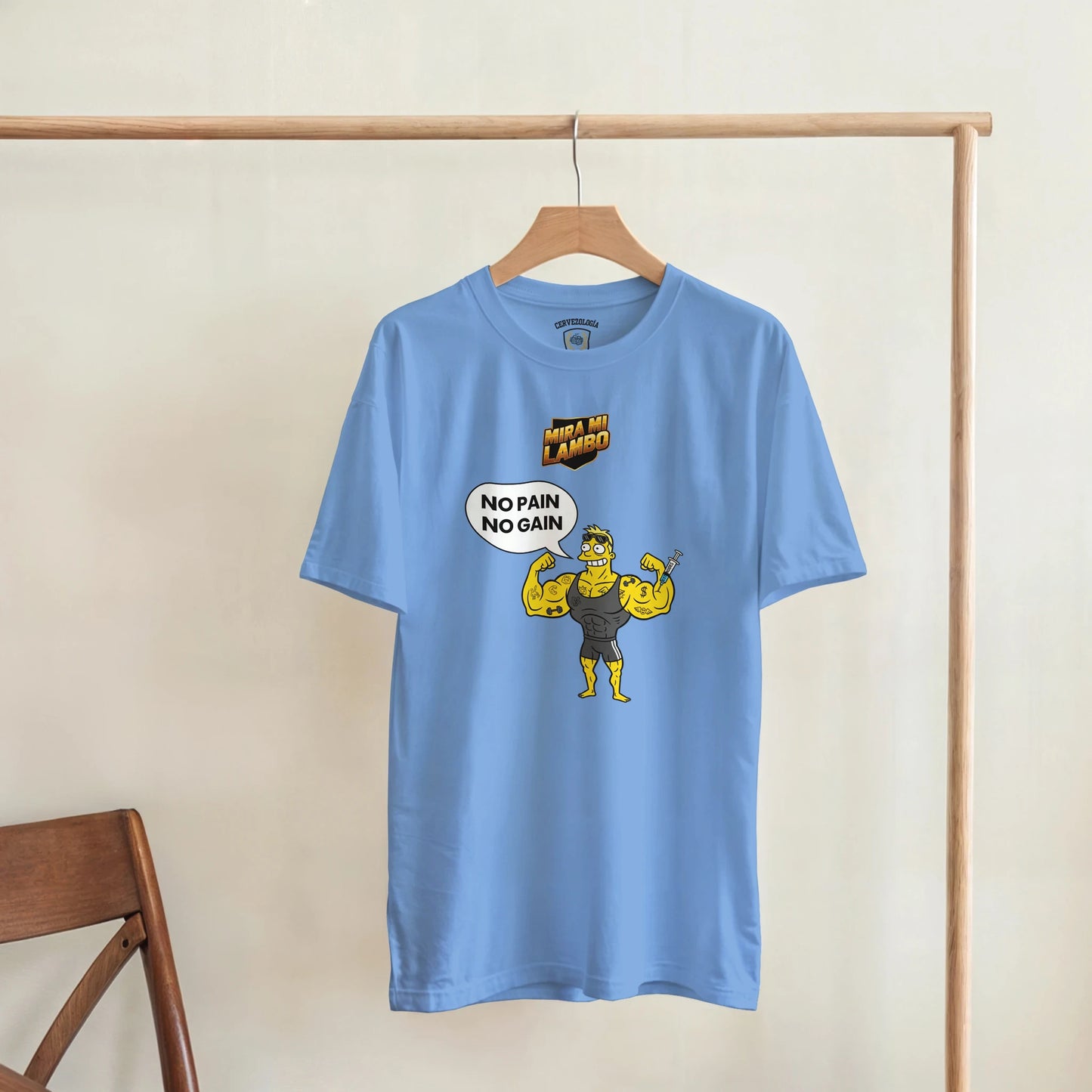 Camiseta azul Carolina con estampado «No pain no gain» y personaje amarillo
