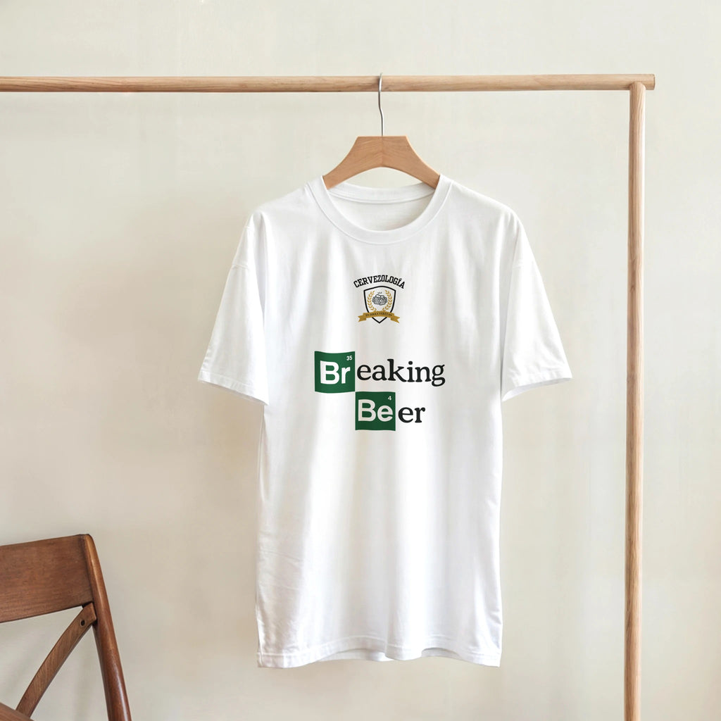 Camiseta blanca colgada en pared con estampado «Breaking Beer»