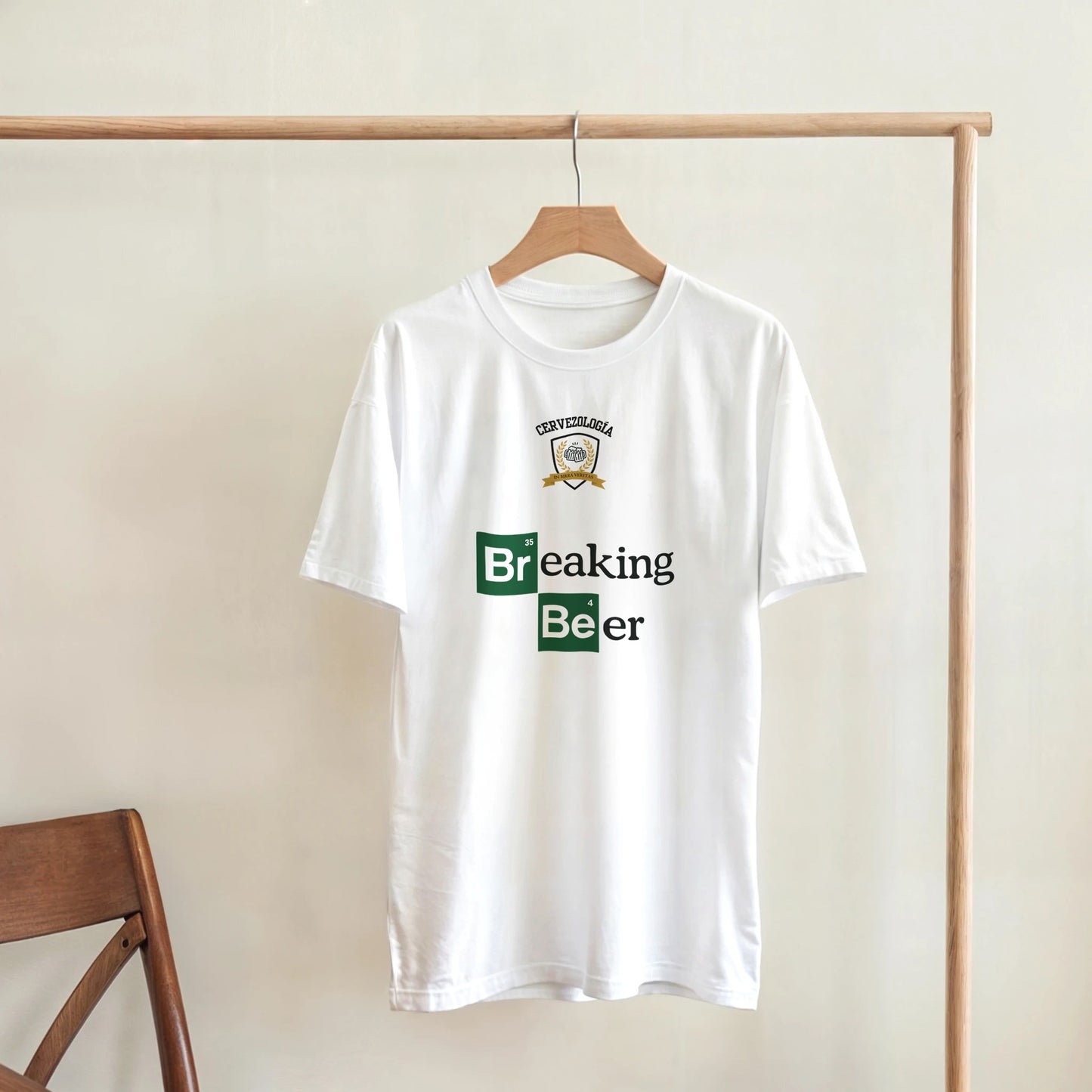 Camiseta blanca colgada en pared con estampado «Breaking Beer»