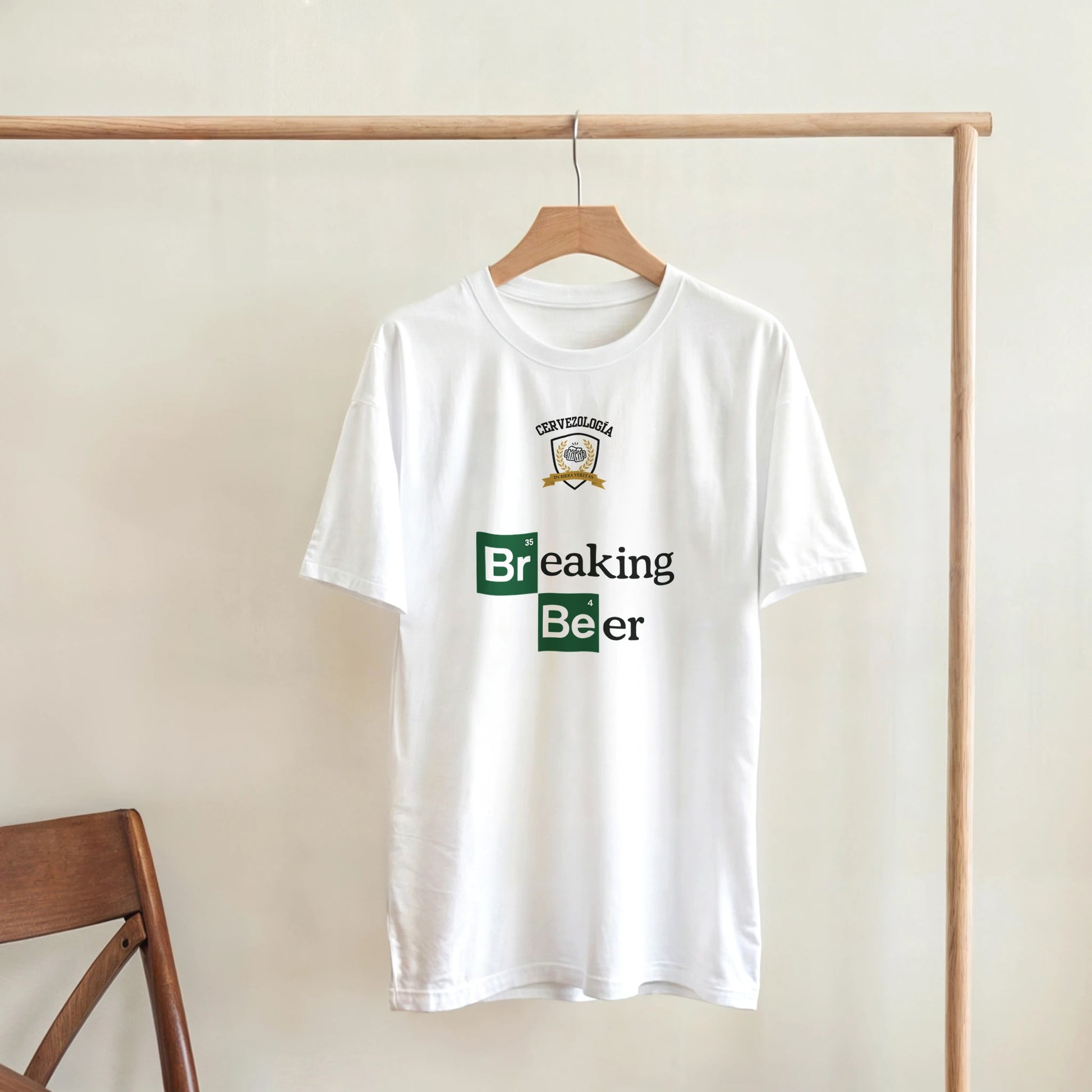 Camiseta blanca colgada en pared con estampado «Breaking Beer»