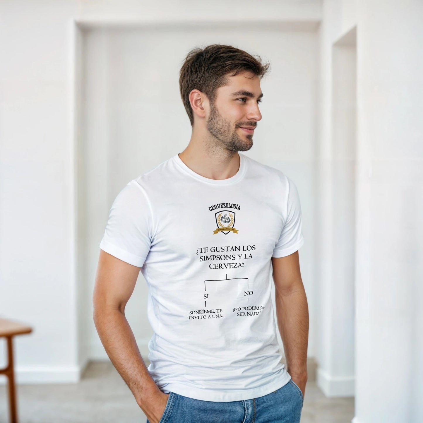 Camiseta blanca de manga corta con logo de cerveza y texto central en el pecho