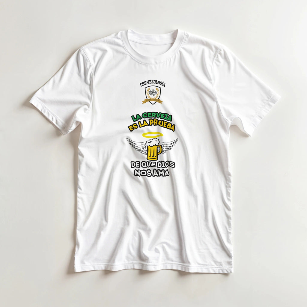 Camiseta blanca con estampado frontal detallado: taza de cerveza, alas y texto "La cerveza es la prueba"