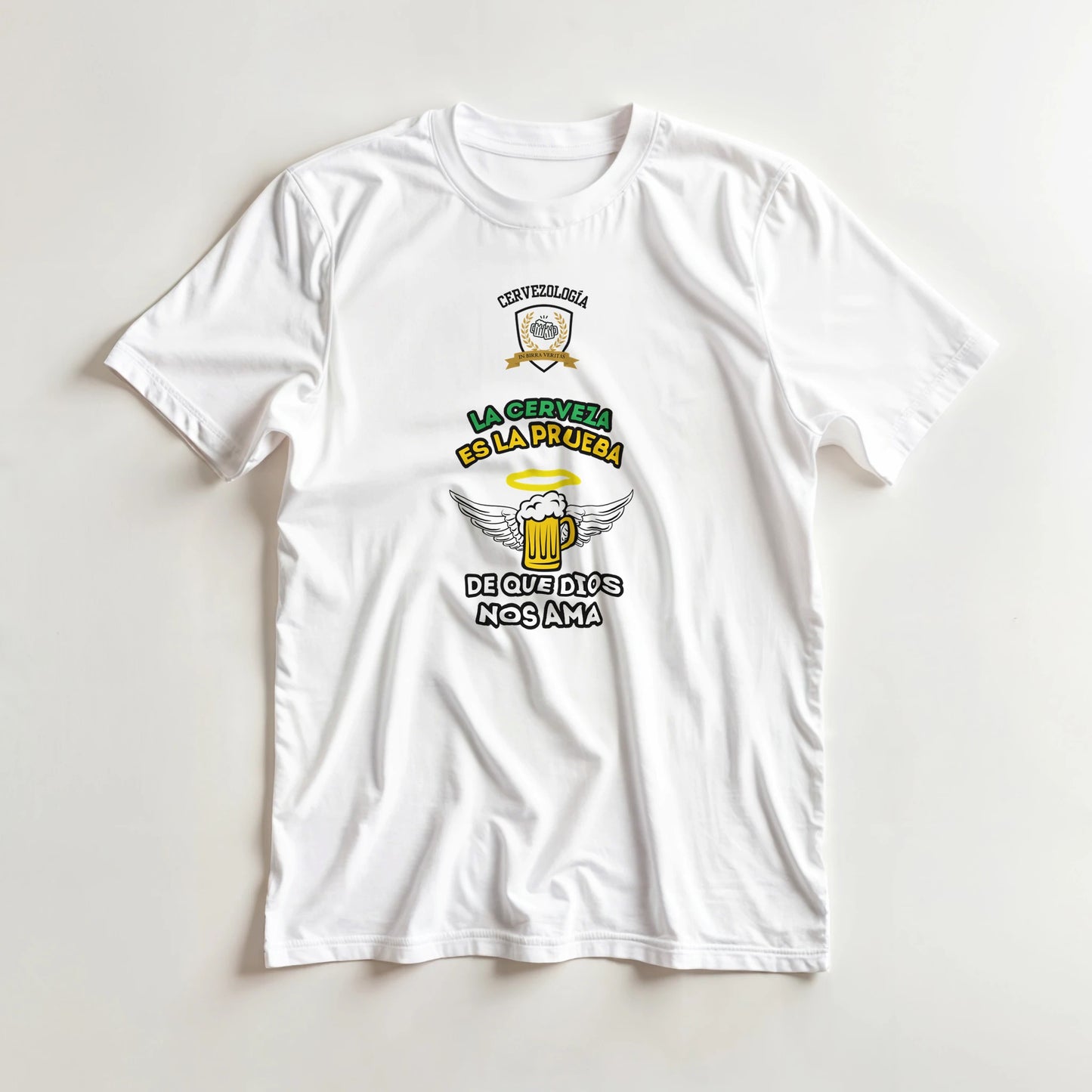 Camiseta blanca con estampado frontal detallado: taza de cerveza, alas y texto "La cerveza es la prueba"