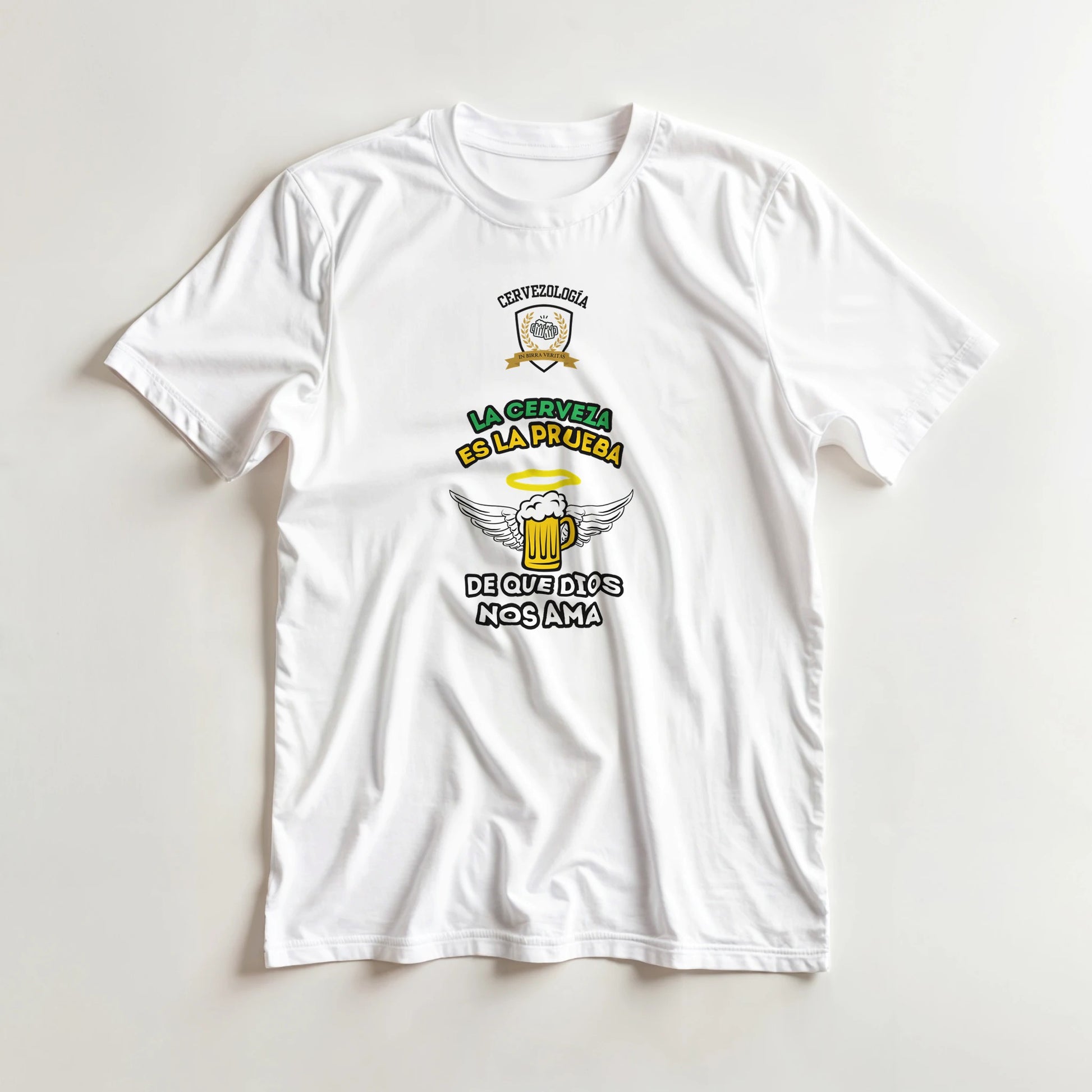 Camiseta blanca con estampado frontal detallado: taza de cerveza, alas y texto "La cerveza es la prueba"