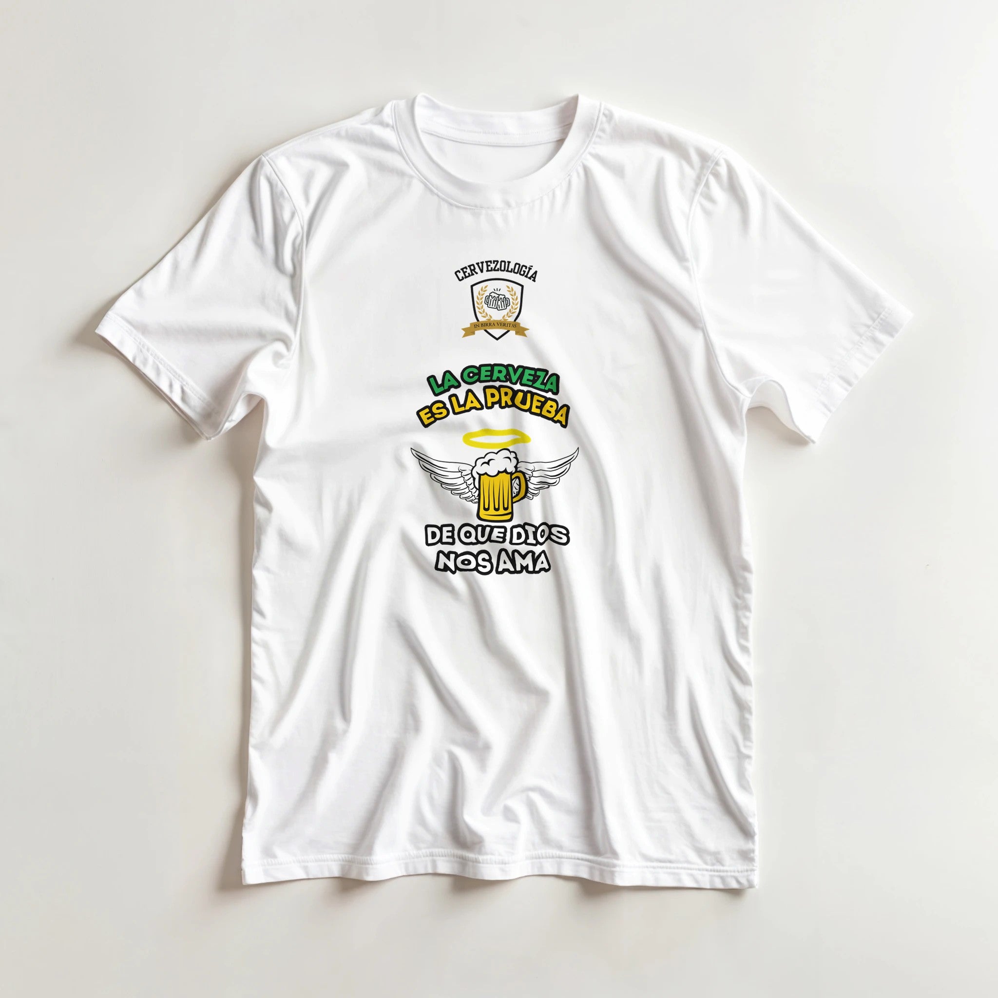Camiseta blanca con estampado frontal detallado: taza de cerveza, alas y texto "La cerveza es la prueba"