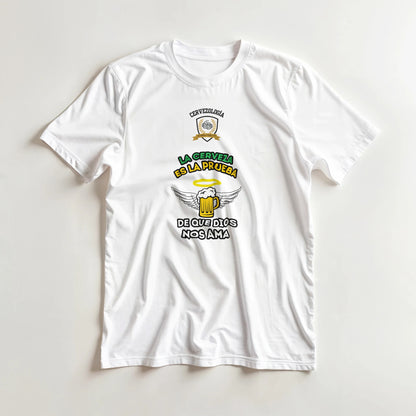 Camiseta blanca con estampado frontal detallado: taza de cerveza, alas y texto "La cerveza es la prueba"