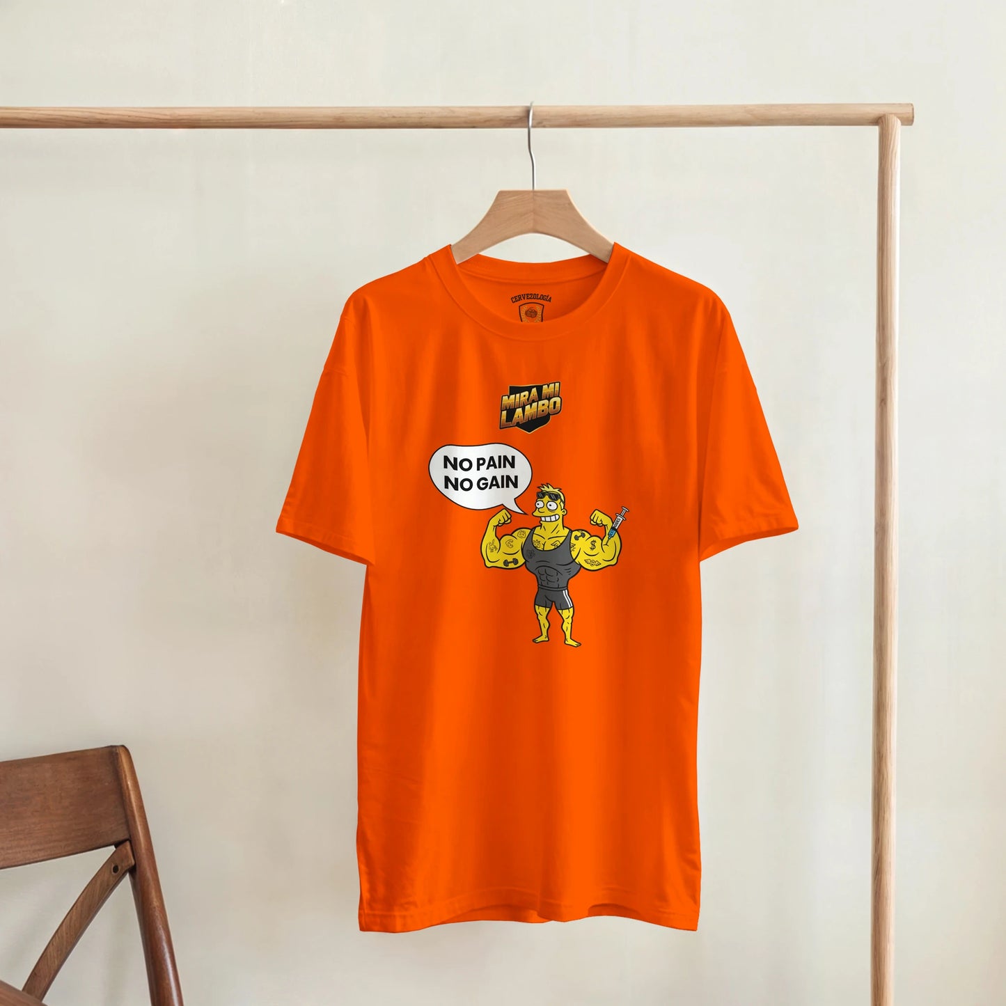 Camiseta naranja con estampa «NO PAIN NO GAIN» y personaje entrenando.