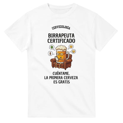 Camiseta blanca lisa con estampado frontal “Birrapeuta Certificado” y personaje cervecero