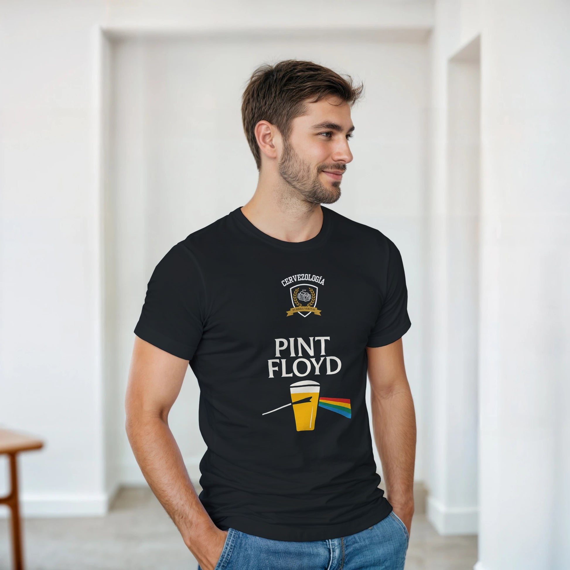 Camiseta negra Pint Floyd con emblema y vaso multicolor en el pecho