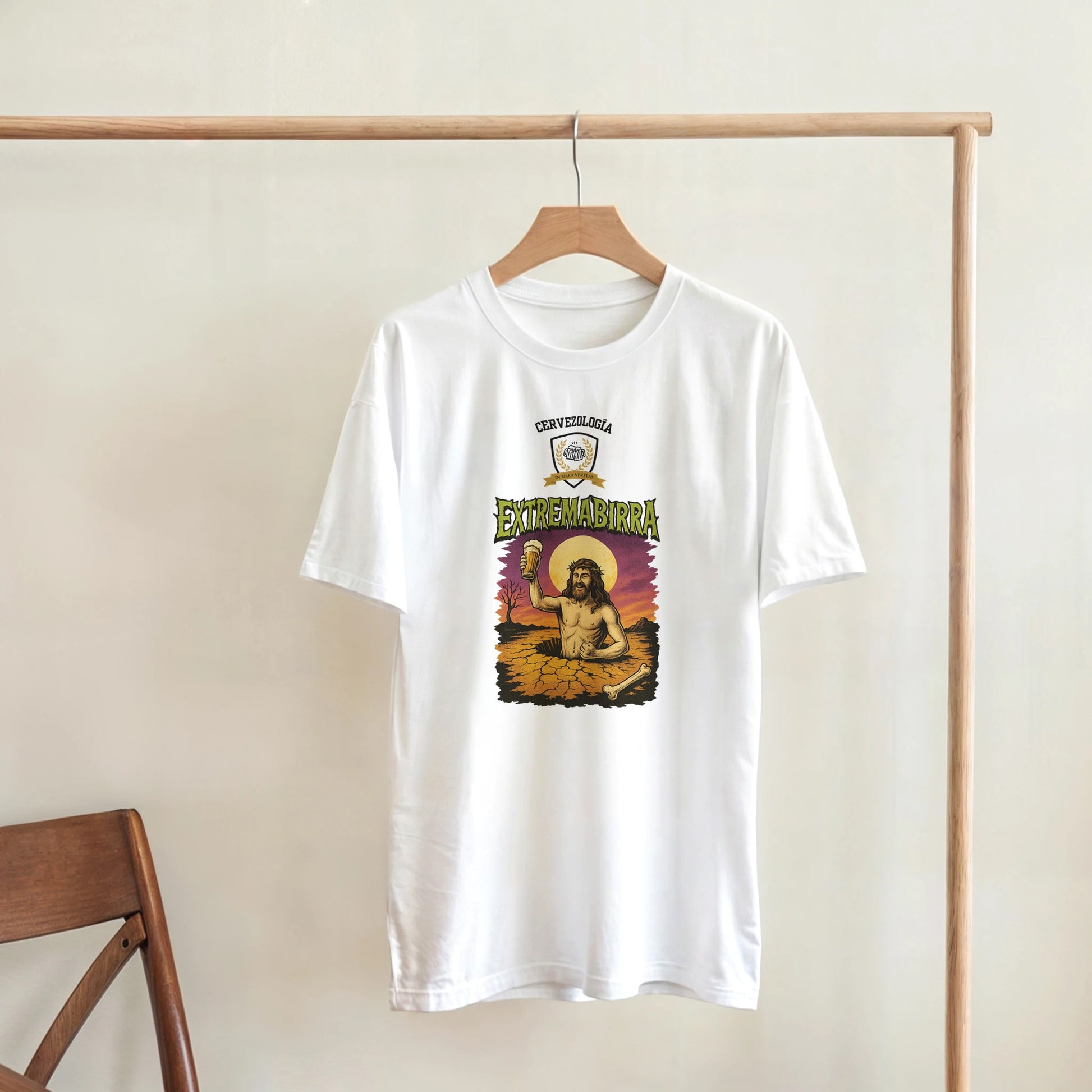 Camiseta blanca con estampado “Extremabirra” colgada en una percha
