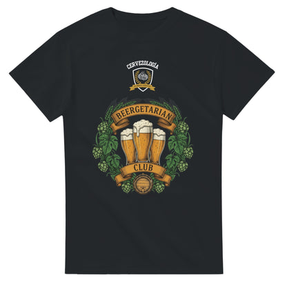 Camiseta negra con estampado de jarra de cerveza, corona y hojas, manga corta