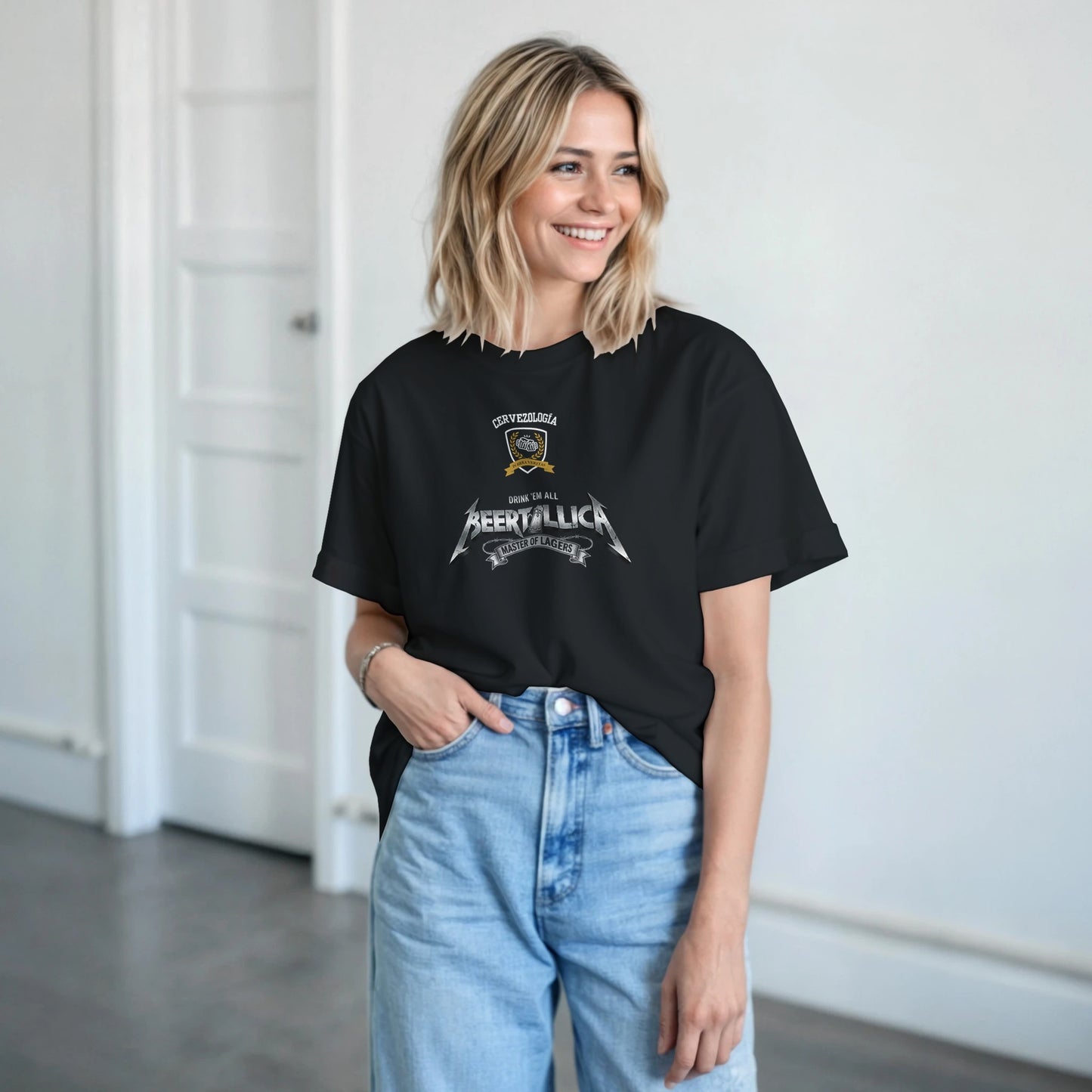 Camiseta negra con estampado Beertallica al pecho y cuello redondo.