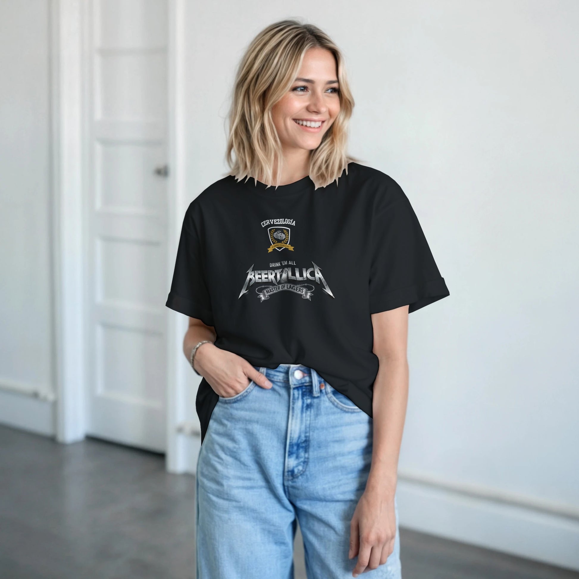 Camiseta negra con estampado Beertallica al pecho y cuello redondo.