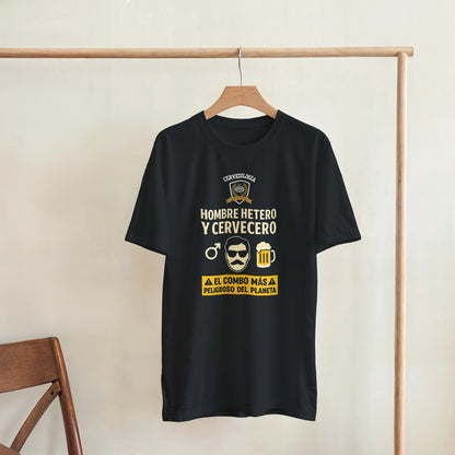 Camiseta negra en percha, con estampado “HOMBRE HETERO Y CERVECERO” y vaso de cerveza.