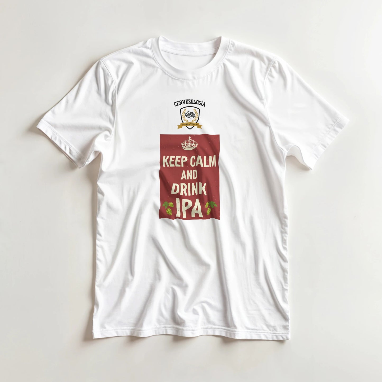 Camiseta blanca con estampa frontal centrada “KEEP CALM AND DRINK IPA”