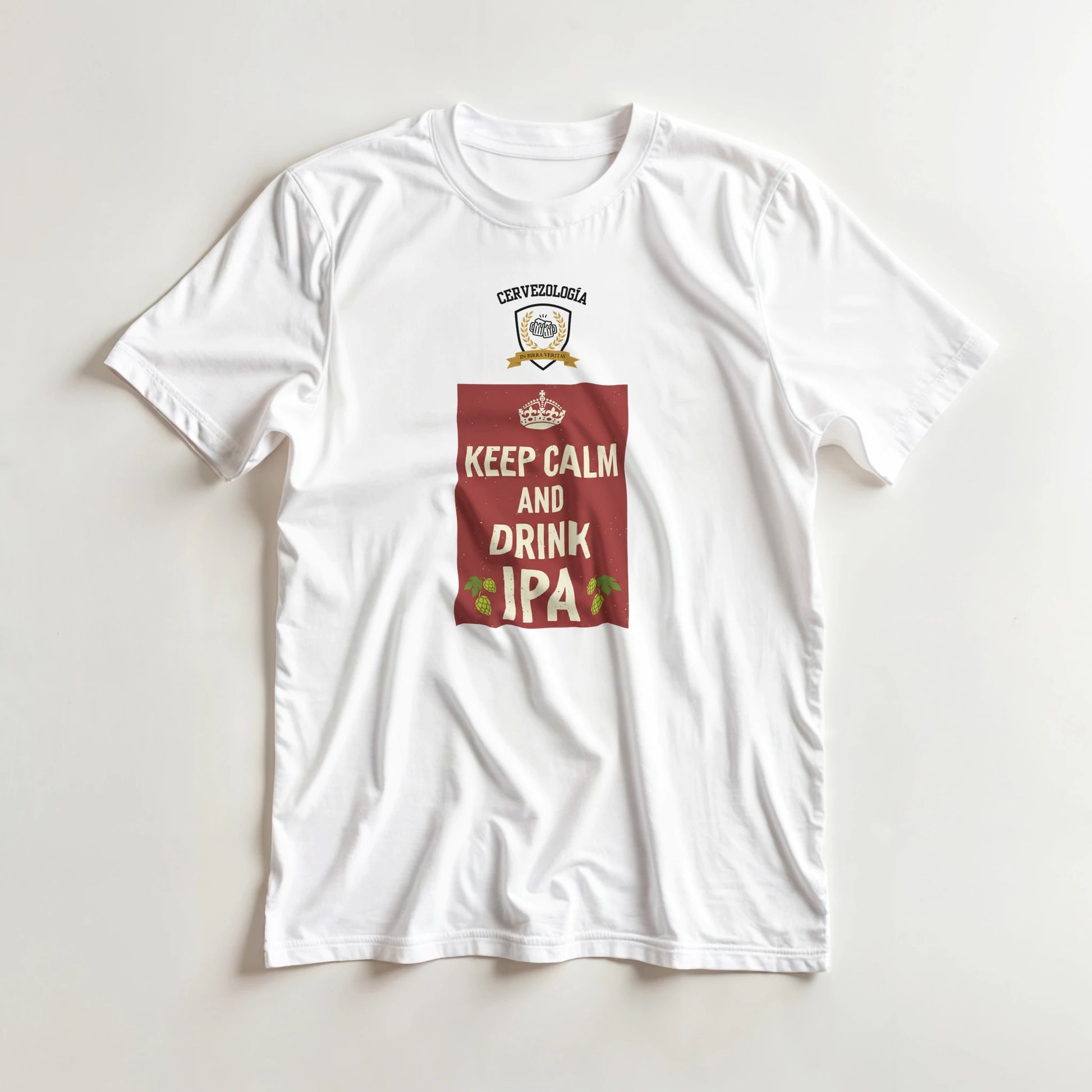 Camiseta blanca con estampa frontal centrada “KEEP CALM AND DRINK IPA”