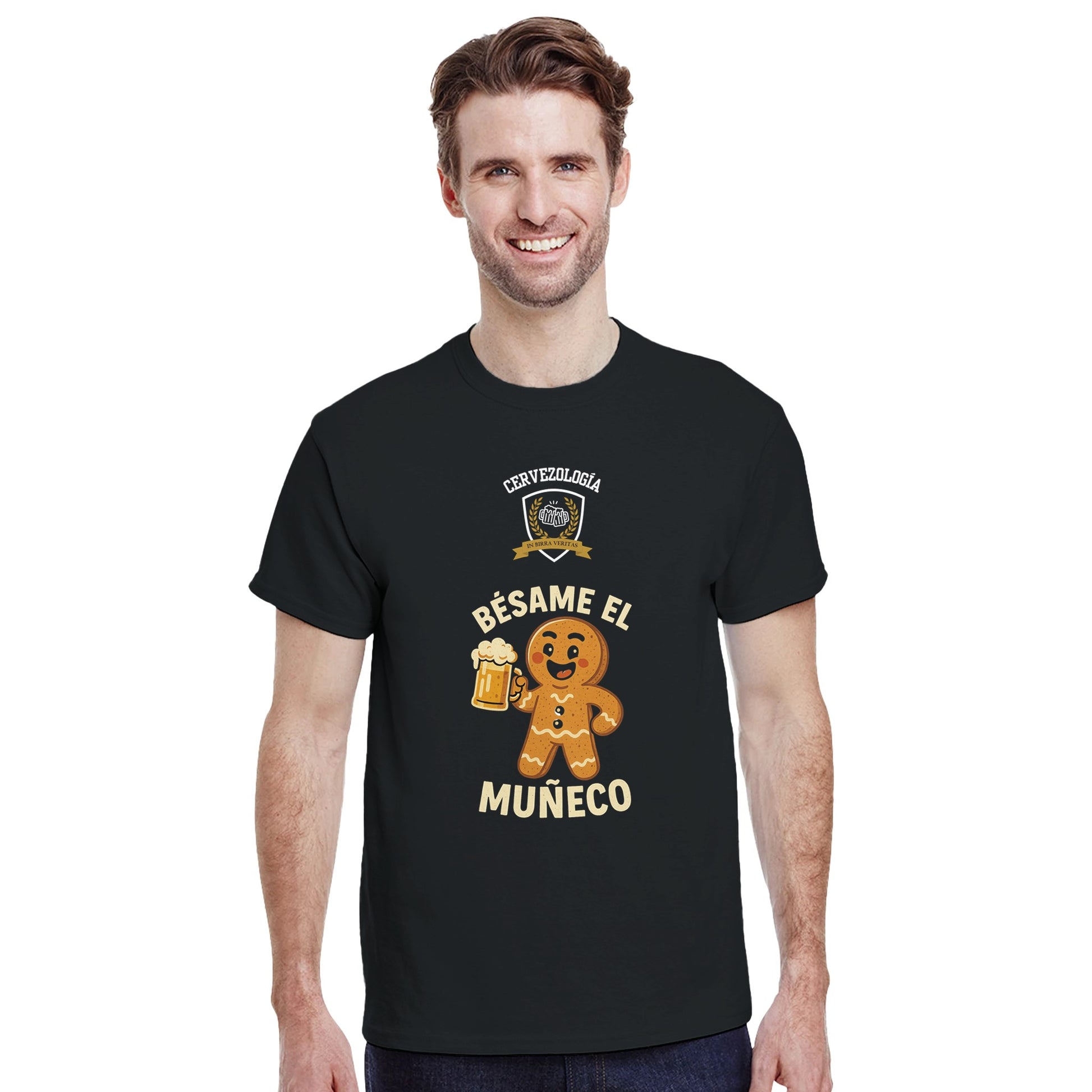 Camiseta negra en modelo: estampado frontal del personaje con cerveza y texto