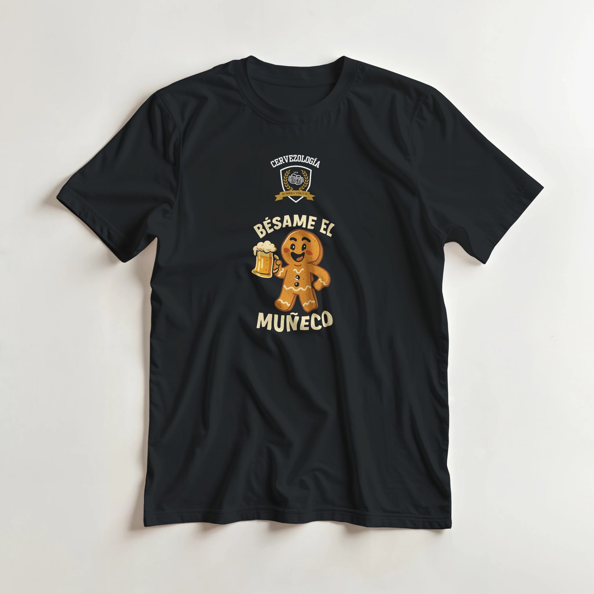 Camiseta negra sobre fondo claro, con diseño frontal del personaje y cerveza