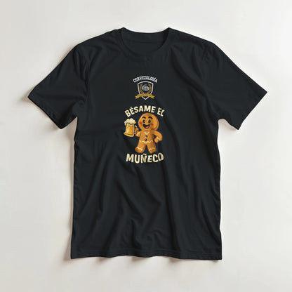 Camiseta negra sobre fondo claro, con diseño frontal del personaje y cerveza