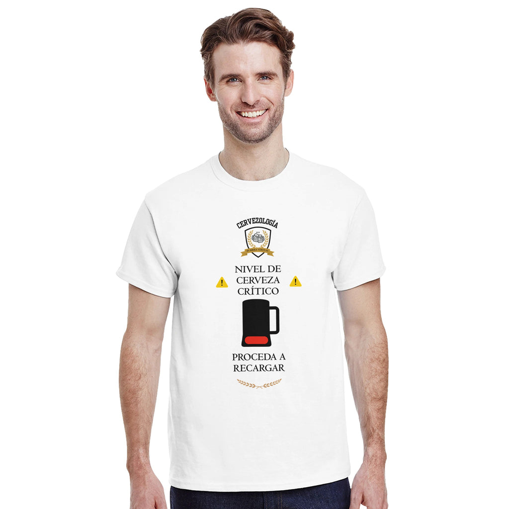 Camiseta blanca con estampado de vaso de cerveza, usada por modelo
