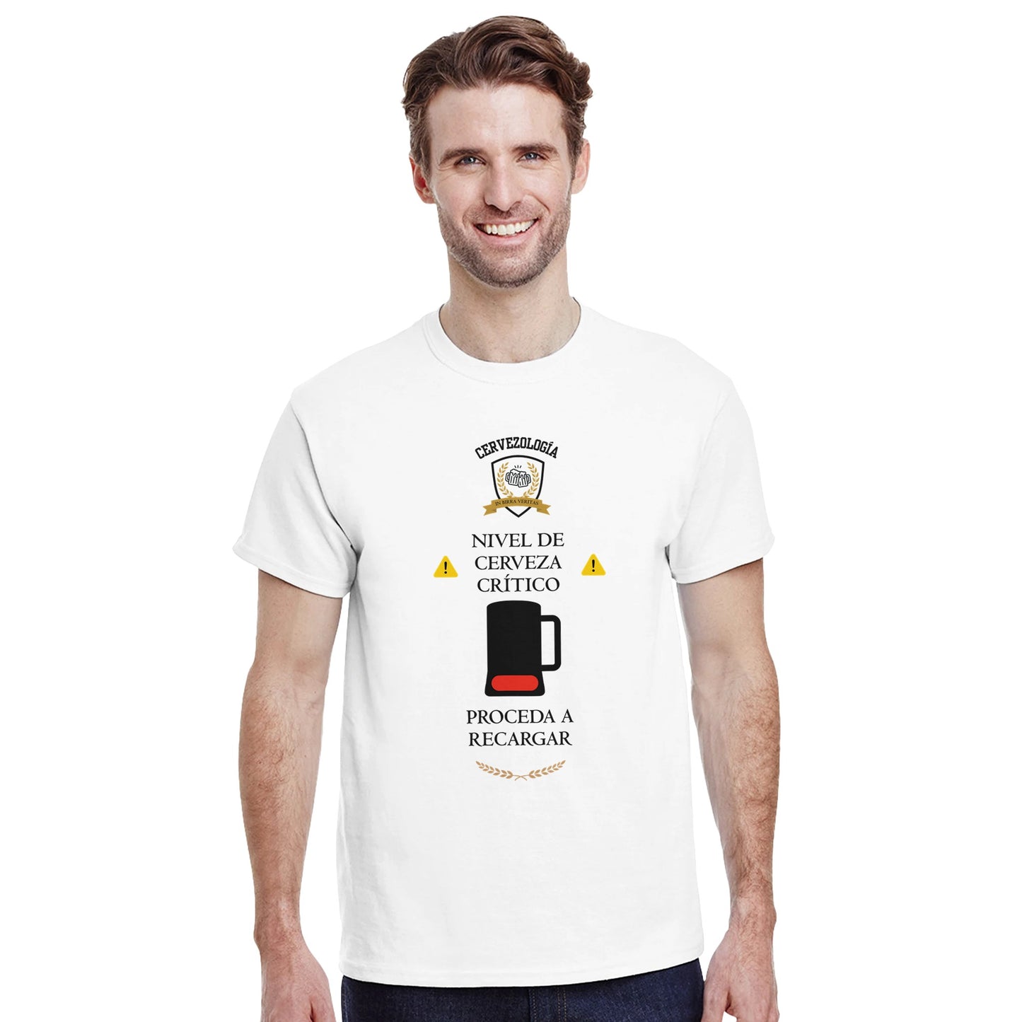 Camiseta blanca con estampado de vaso de cerveza, usada por modelo