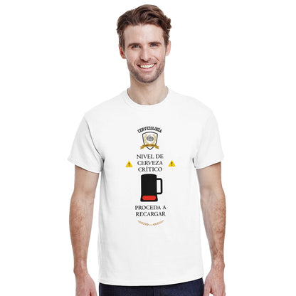 Camiseta blanca con estampado de vaso de cerveza, usada por modelo