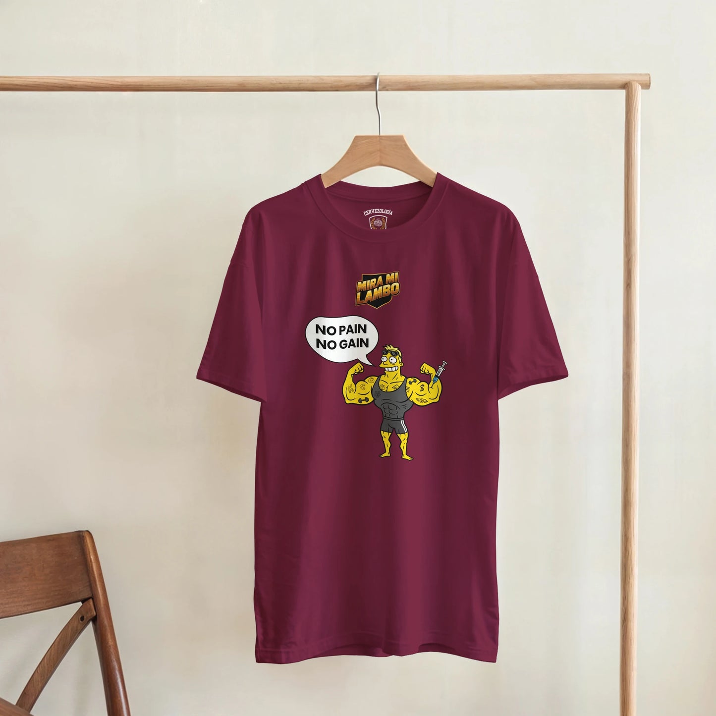 Camiseta granate con estampado «No pain no gain» y personaje amarillo