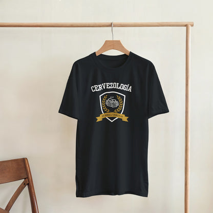 Camiseta Cervezología™ negra en percha con diseño frontal de escudo y lazo dorado
