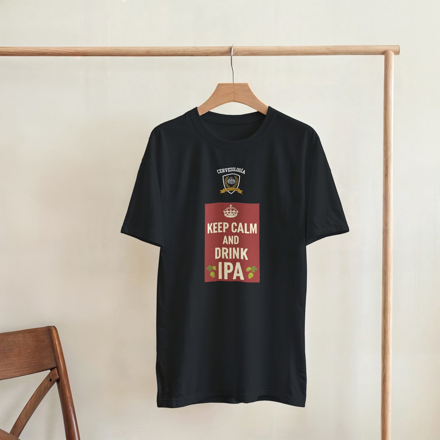 Camiseta negra colgada, con estampa frontal “KEEP CALM AND DRINK IPA”