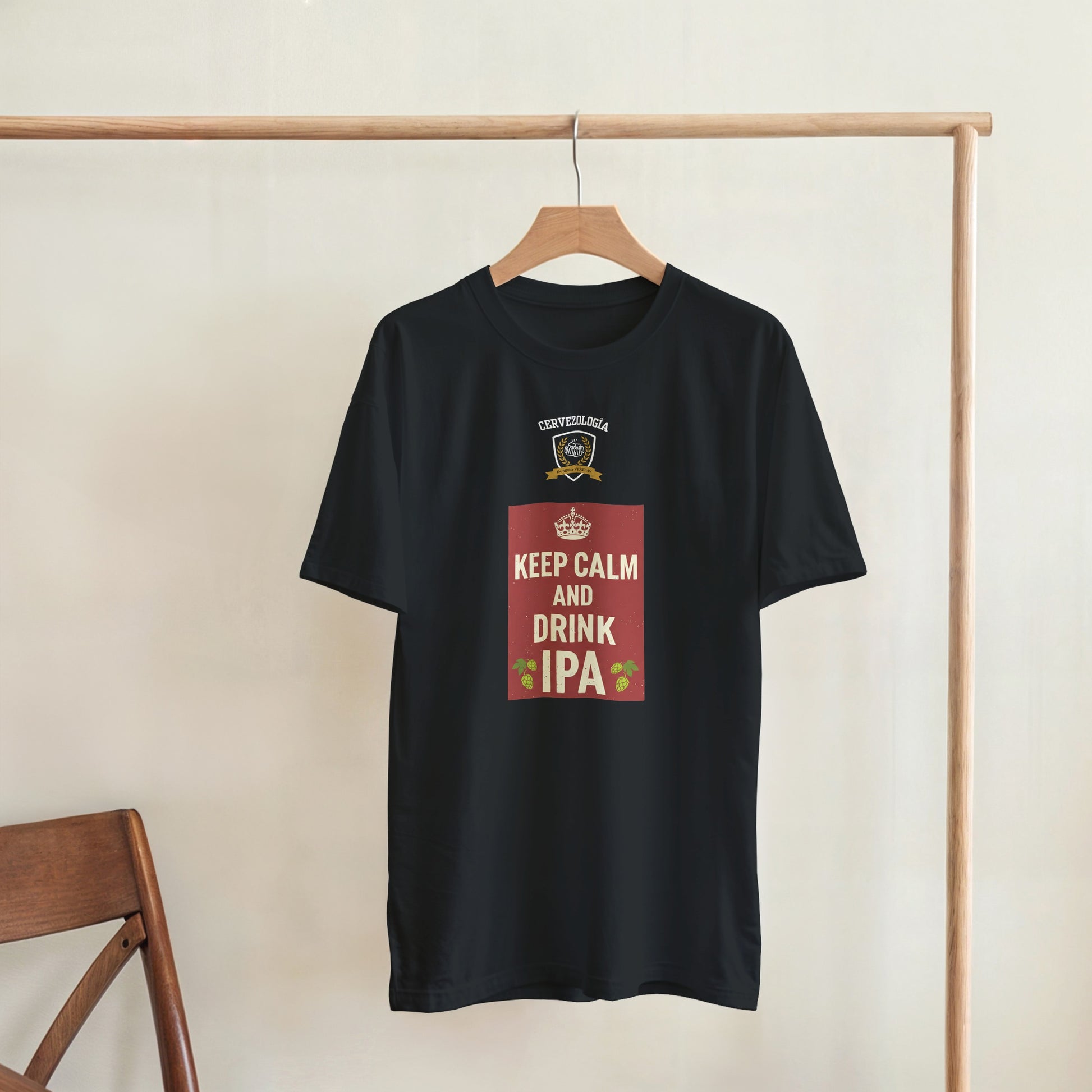 Camiseta negra colgada, con estampa frontal “KEEP CALM AND DRINK IPA”