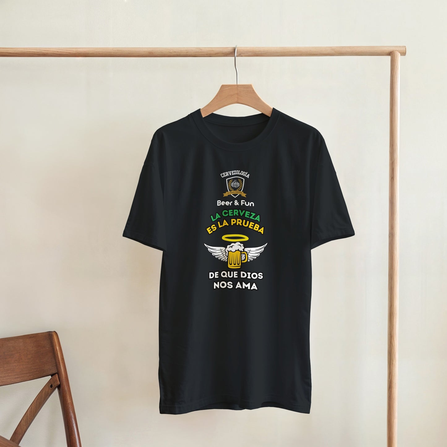 Camiseta negra con estampado frontal de taza de cerveza y alas, con el texto "De que Dios nos ama"