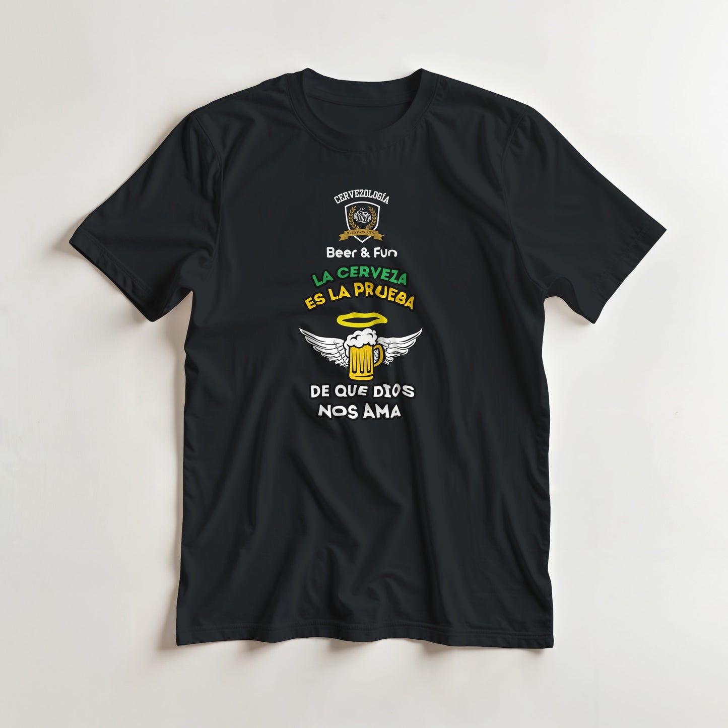 Camiseta negra lisa con estampado cervecería: taza de cerveza, alas y texto "La cerveza es la prueba"