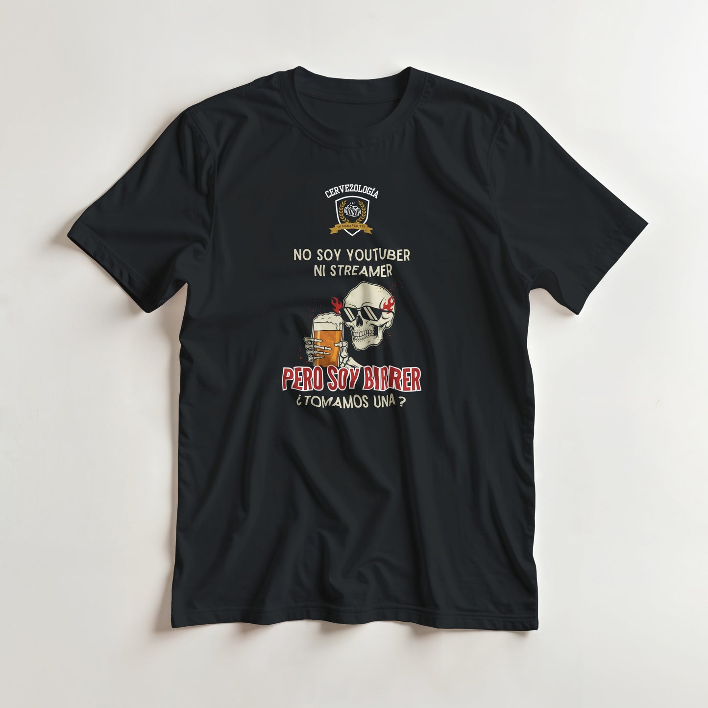 Camiseta negra con ilustración de calavera con cerveza y texto Tomamos una