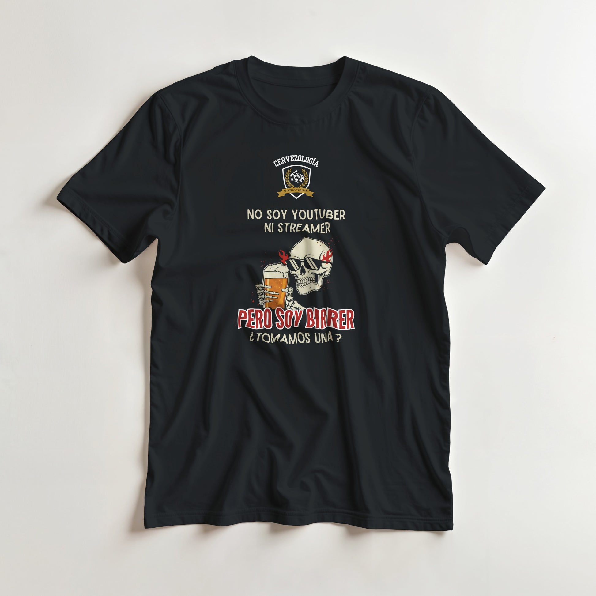 Camiseta negra con ilustración de calavera con cerveza y texto Tomamos una