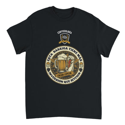 Camiseta negra lisa con estampado circular de cerveza en el centro del pecho